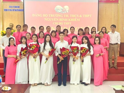 Trường Nguyễn Bỉnh Khiêm kết nạp Đảng cho 6 học sinh ưu tú