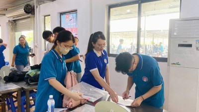 Tiếp sức mùa thi 2026: Rực rỡ sắc xanh tại điểm thi Nguyễn Bỉnh Khiêm